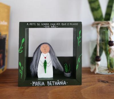 Maria Bethânia Peça Artesanal Fundo Verde